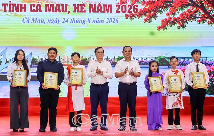 Ông Nguyễn Quốc Thanh, Giám đốc Sở Văn hoá, Thể thao và Du lịch tỉnh Cà Mau và ông Đỗ Hoà Hợp, Phó Trưởng ban Văn hoá - Xã hội HĐND tỉnh trao 6 giải A cho các cá nhân.