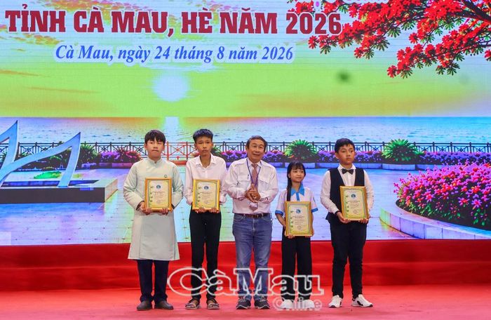 NSƯT Trường Giang trao giải Tài tử triển vọng cho các thí sinh.