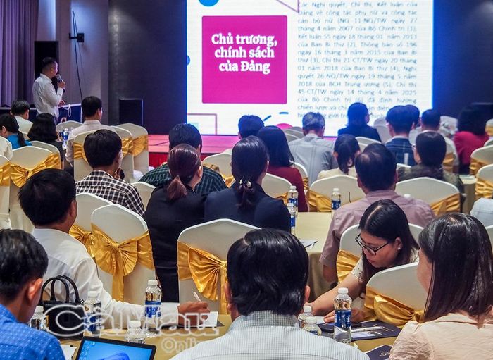 Ông Nghiêm Xuân Nam thông tin các chủ trương, chính sách mới của Đảng, Nhà nước về bình đẳng giới.