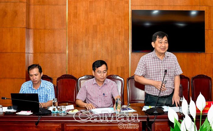  Giám đốc Bệnh viện Đa khoa Cà Mau Tô Minh Nghị trình bày những khó khăn trong thực hiện công tác bảo vệ, chăm sóc sức khoẻ cán bộ.