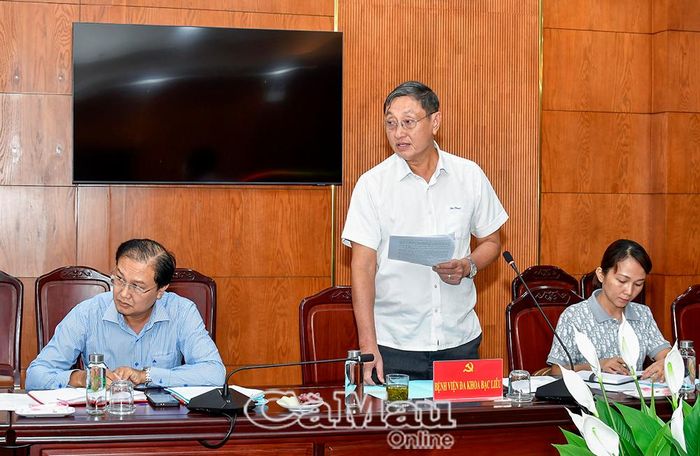 Giám đốc Bệnh viện Đa khoa Bạc Liêu Mã Quốc Thiện báo cáo công tác bảo vệ, chăm sóc sức khoẻ cán bộ của đơn vị.