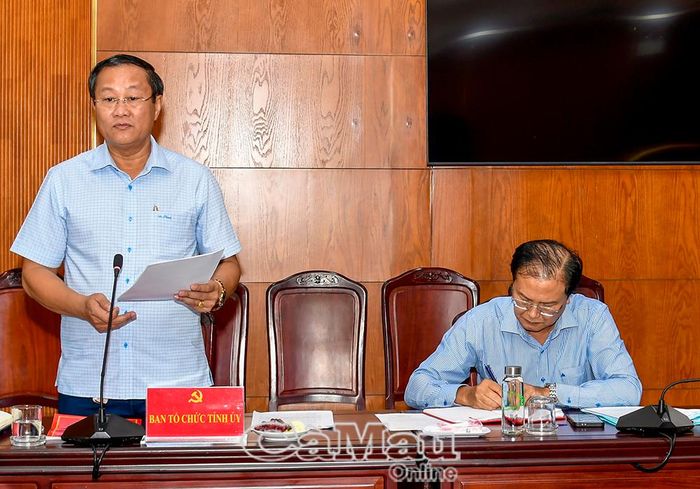  Phó Trưởng ban Tổ chức Tỉnh uỷ Lê Chí Hiếu báo cáo tình hình thực hiện công tác bảo vệ, chăm sóc sức khoẻ cán bộ.