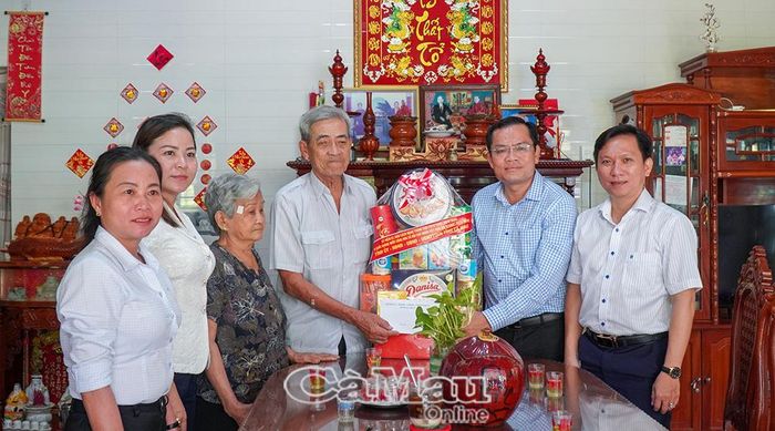 Phó Chủ tịch UBND tỉnh thăm hỏi, tặng quà thương binh Nguyễn Văn Lượng (ấp Tân Bình, xã Tân Lộc).