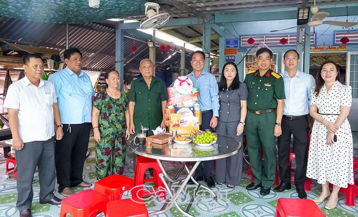  Đoàn công tác trao quà, động viên gia đình chính sách nhân dịp kỷ niệm 81 năm Cách mạng Tháng Tám thành công và Quốc khánh 2/9.