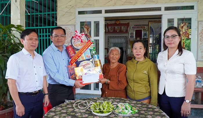 Phó Chủ tịch UBND tỉnh Ngô Vũ Thăng trao quà, bày tỏ lòng biết ơn sâu sắc trước những cống hiến của thương binh Nguyễn Thị Thu Ba (Ấp 3, xã Tân Lộc) cho sự nghiệp cách mạng.