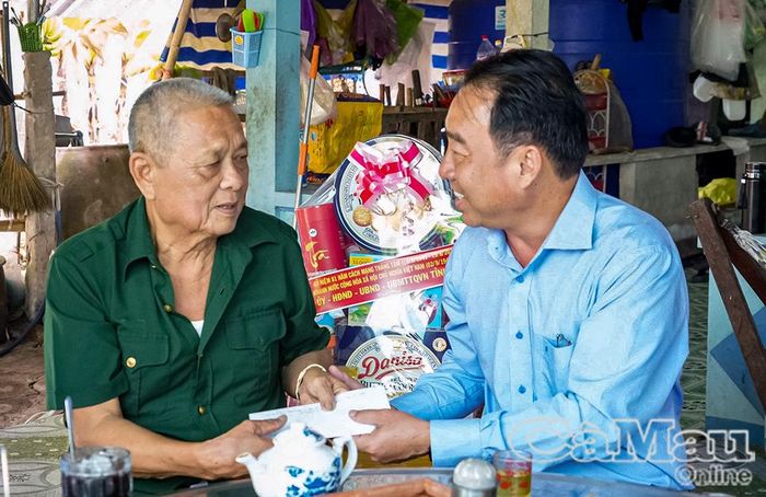 Chủ tịch UBND tỉnh Lữ Quang Ngời thăm hỏi thương binh Lê Văn Ca.