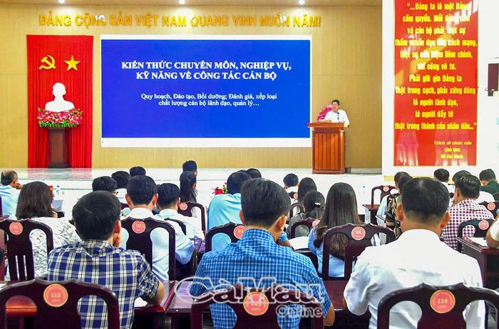 83 học viên là lãnh đạo, chuyên viên phụ trách công tác tổ chức xây dựng Đảng tại các xã, phường, đảng uỷ trực thuộc Tỉnh uỷ và Ban Tổ chức Tỉnh uỷ tham dự lớp bồi dưỡng.