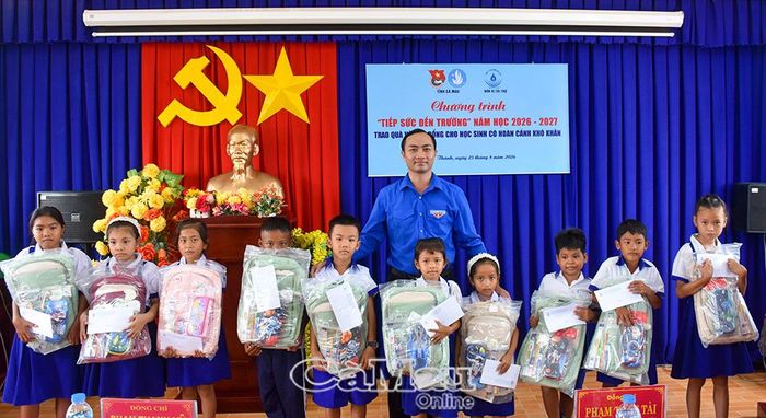 Đồng chí Phạm Tuấn Tài, Phó Chủ tịch Uỷ ban Mặt trận Tổ quốc Việt Nam tỉnh Cà Mau, Bí thư Tỉnh đoàn, trao quà và học bổng cho các em học sinh.