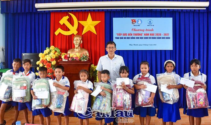 Ông Lê Thanh Bảo, Phó Tổng Giám đốc Công ty Cổ phần Cấp nước Bạc Liêu, trao quà và học bổng cho các em học sinh có hoàn cảnh khó khăn tại chương trình.
