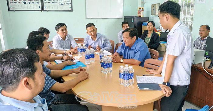Đoàn khảo sát do ông Lưu Văn Tỷ, Phó Chi cục trưởng Chi cục Biển, Hải đảo và Kiểm ngư tỉnh (thứ 2 từ trái sang) và ông Nguyễn Minh Đương, Phó Trưởng ban Kinh tế - Ngân sách HĐND tỉnh (thứ 2 từ phải sang)chủ trì, trao đổi công việc với lãnh đạo Cảng cá Cái Đôi Vàm.