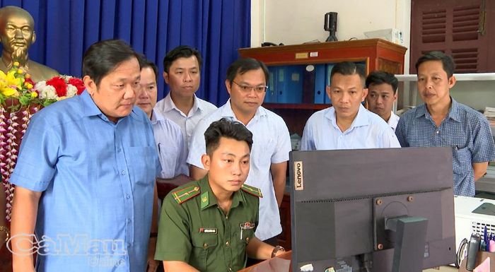 Đoàn kiểm tra công tác số hoá dữ liệu, số liệu xuất, nhập bến của Trạm Kiểm soát biên phòng Cái Đôi Vàm.
