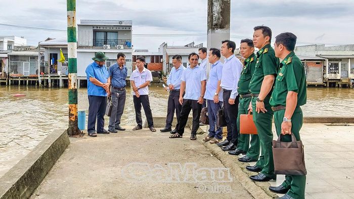 Đoàn khảo sát hiện trạng hạ tầng cầu cảng tại Cảng cá Cái Đôi Vàm.