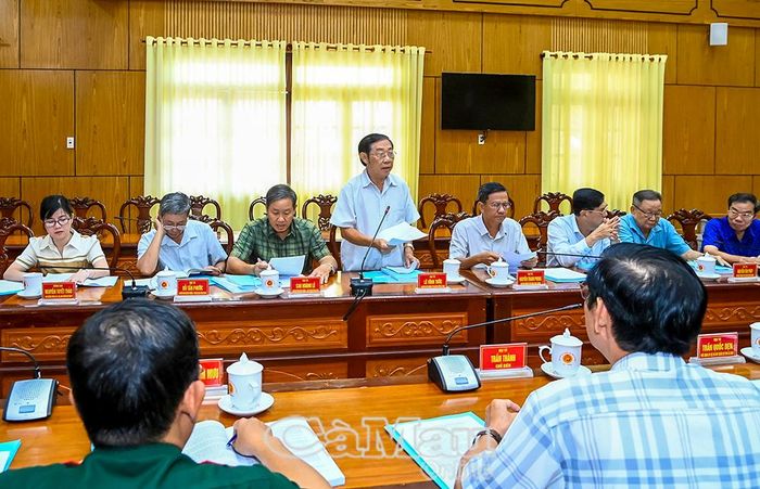 Đại tá Lê Vĩnh Tước, nguyên Phó Chính uỷ Bộ CHQS tỉnh Cà Mau, đóng góp ý kiến vào đề cương công trình lịch sử.