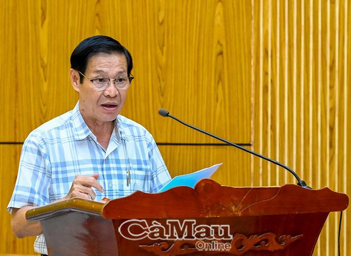 Đại tá, Tiến sĩ Trần Thành, nguyên Trưởng phòng Khoa học viết sử Quân khu 9, báo cáo tóm tắt đề cương “Lịch sử lực lượng vũ trang nhân dân tỉnh Cà Mau (1975-2025)”.