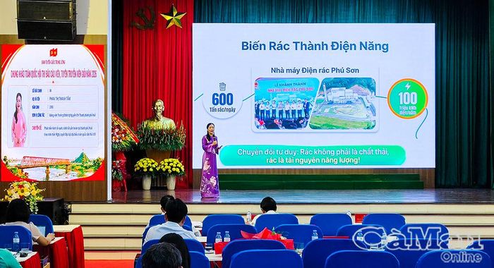 Thí sinh Phan Thị Thanh Tâm, SBD 04, TP Huế, trình bày phần thi tại Vòng chung khảo toàn quốc trong ngày thi đầu tiên.