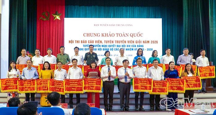  Đồng chí Phan Xuân Thuỷ, Phó Trưởng ban Tuyên giáo Trung ương, Trưởng Ban tổ chức Hội thi, trao tặng cờ cho các Trưởng đoàn có thí sinh tham dự Vòng chung khảo toàn quốc.