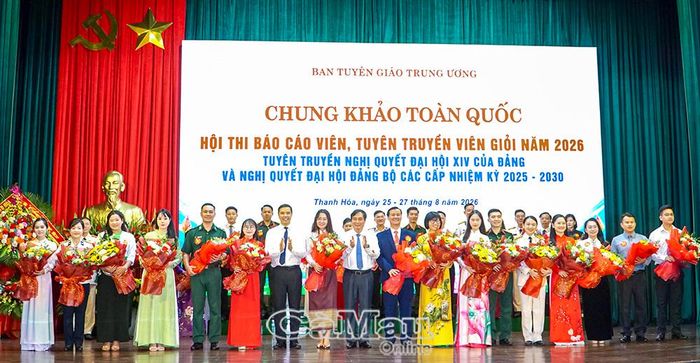  Đồng chí Phan Xuân Thuỷ, Phó Trưởng ban Tuyên giáo Trung ương, Trưởng Ban tổ chức Hội thi, tặng hoa 32 thí sinh tham dự Vòng chung khảo toàn quốc Hội thi.