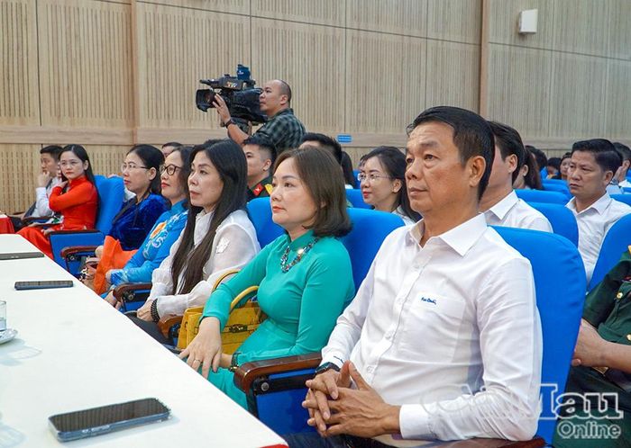 Đại diện tỉnh Cà Mau có đồng chí Nguyễn Nam Phong, Phó Trưởng ban Tuyên giáo Tỉnh uỷ, Trưởng đoàn tỉnh Cà Mau, đồng hành cùng thí sinh Thạch Thị Hoa, Đảng uỷ phường Hiệp Thành, tham dự Vòng chung khảo Hội thi.