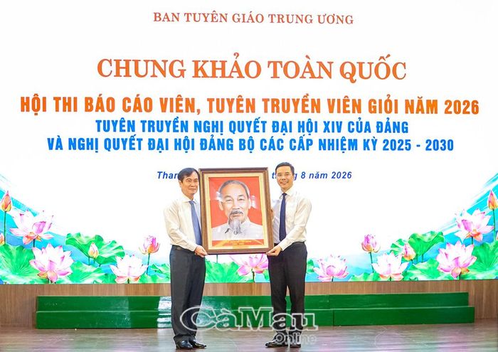  Đồng chí Phan Xuân Thuỷ, Phó Trưởng ban Tuyên giáo Trung ương, Trưởng Ban tổ chức Hội thi, trao tặng bức chân dung Chủ tịch Hồ Chí Minh cho đồng chí Nguyễn Hồng Phong, Uỷ viên dự khuyết Ban Chấp hành Trung ương Đảng, Phó Bí thư Thường trực Tỉnh uỷ, Chủ tịch HĐND tỉnh Thanh Hoá.