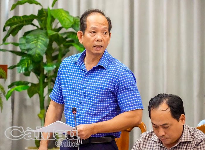 Giám đốc Sở Công Thương Cà Mau Nguyễn Chí Thiện báo cáo với Đoàn công tác về tình hình thực hiện phát triển công nghiệp, năng lượng, thúc đẩy tăng trưởng "hai con số" tại tỉnh Cà Mau.