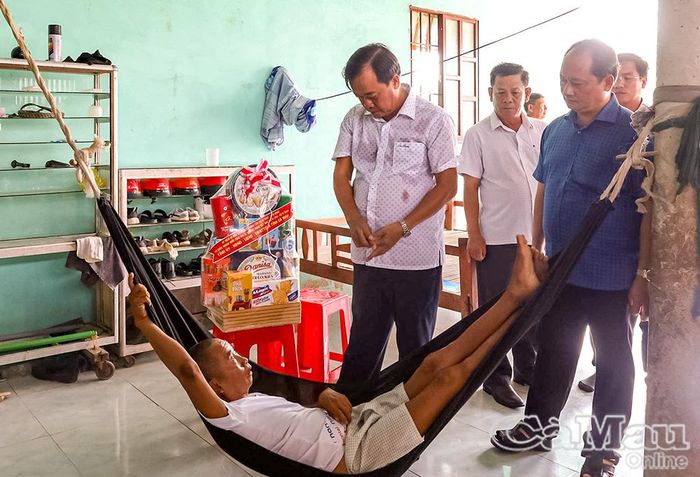 Phó Bí thư Thường trực Tỉnh uỷ Huỳnh Quốc Việt thăm, động viên thương binh nặng Lê Truyền Thống, tại nhà riêng ở ấp Vịnh Gốc, xã Hưng Mỹ. Ông Lê Truyền Thống mang trên mình những di chứng chiến tranh, với tỷ lệ thương tật 81%.
