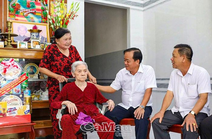 Phó Bí thư Thường trực Tỉnh uỷ Huỳnh Quốc Việt, thăm hỏi sức khoẻ Anh hùng Lực lượng vũ trang nhân dân Phạm Thị Bay, tại nhà riêng ở ấp Rau Dừa B, xã Hưng Mỹ.