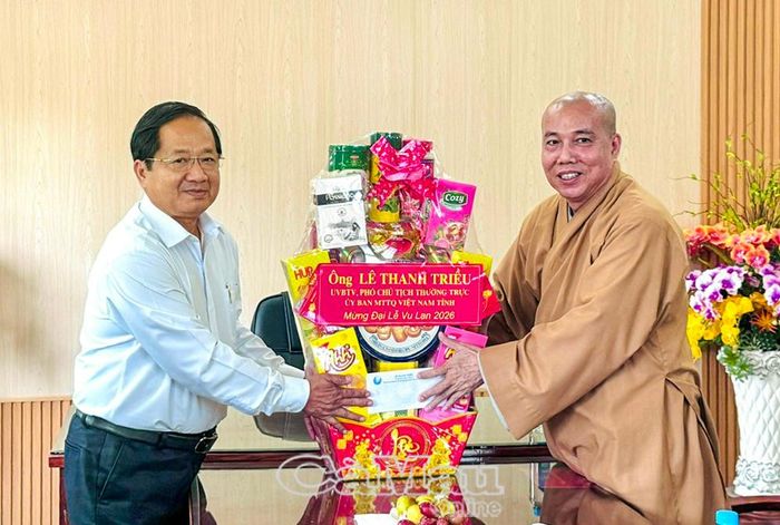 Đồng chí Lê Thanh Triều trao quà chúc mừng Thượng toạ Thích Giác Nghi tại chùa Long Phước, phường Vĩnh Trạch.
