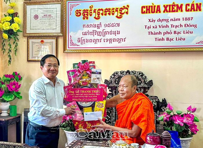  Đồng chí Lê Thanh Triều trao quà chúc mừng Hoà thượng Dương Quân tại chùa Xiêm Cán, phường Hiệp Thành.