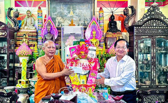 Đồng chí Lê Thanh Triều trao quà chúc mừng Hoà thượng Tăng Sa Vong tại chùa Bup Pha Ram (chùa Cái Giá Chót), xã Hưng Hội.