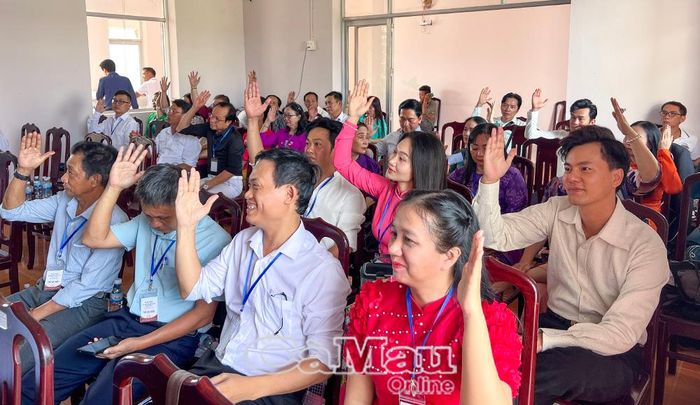 Đại biểu biểu quyết thông qua Nghị quyết Đại hội.
