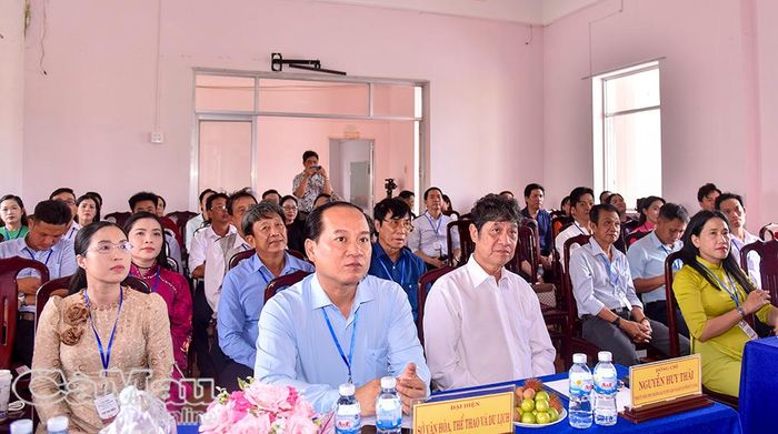 Phó Trưởng ban Tuyên giáo Tỉnh uỷ Nguyễn Huy Thái (thứ 3 từ trái sang) và đại biểu dự Đại hội.