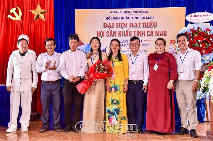 Đồng chí Nguyễn Huy Thái, Phó Trưởng ban Tuyên giáo Tỉnh uỷ (thứ ba trái sang), tặng hoa chúc mừng Ban Chấp hành Hội khoá mới.