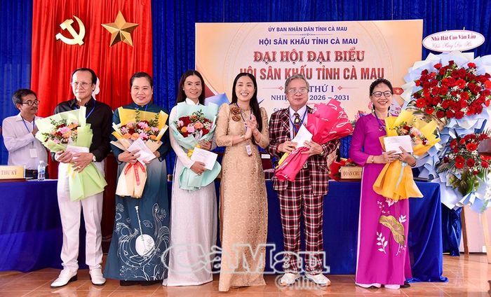 Ban Thường vụ Hội Sân khấu tỉnh tặng hoa các hội viên không tái cử Ban Chấp hành khoá mới.