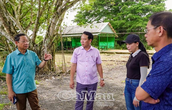 Ông Nguyễn Quốc Thanh (bìa trái) đề nghị Vườn Quốc gia U Minh Hạ và các đơn vị phối hợp tiếp tục hoàn thiện cơ sở vật chất, các hạng mục phục vụ du khách.
