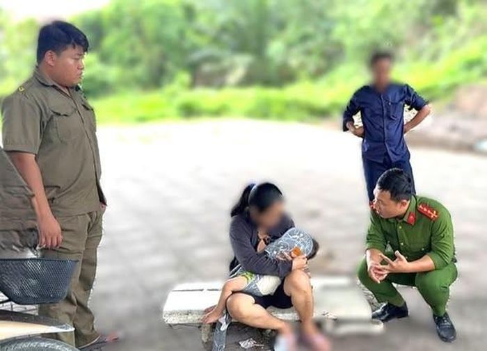 Lực lượng chức năng thuyết phục người phụ nữ. Ảnh: CA.