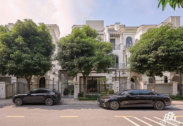 Bên ngoài biệt thự chục tỷ của gia đình Văn Hậu. Ảnh: FBNV.