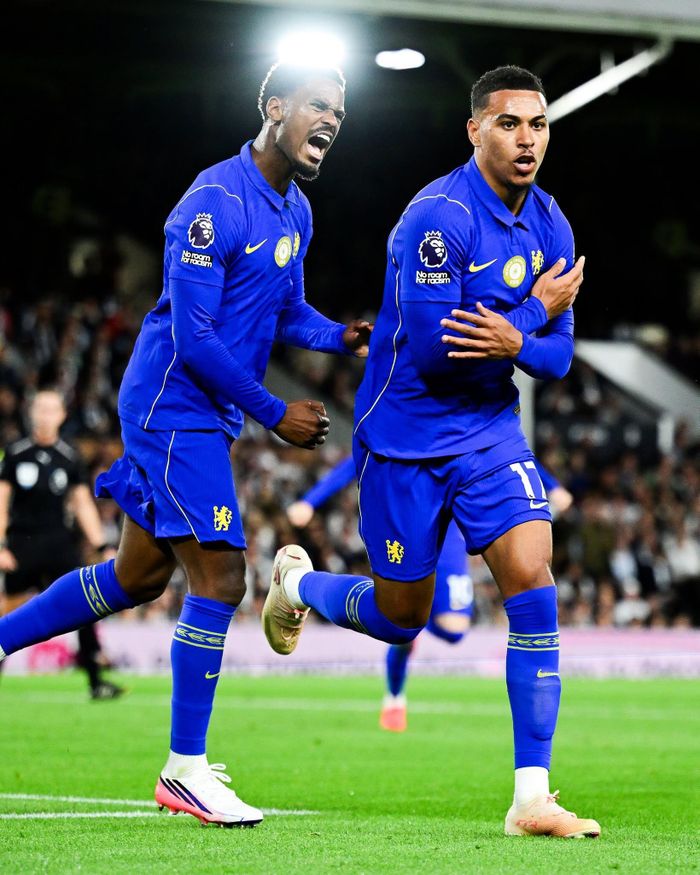 Morgan Rogers giúp Chelsea vươn lên ở những phút cuối hiệp một