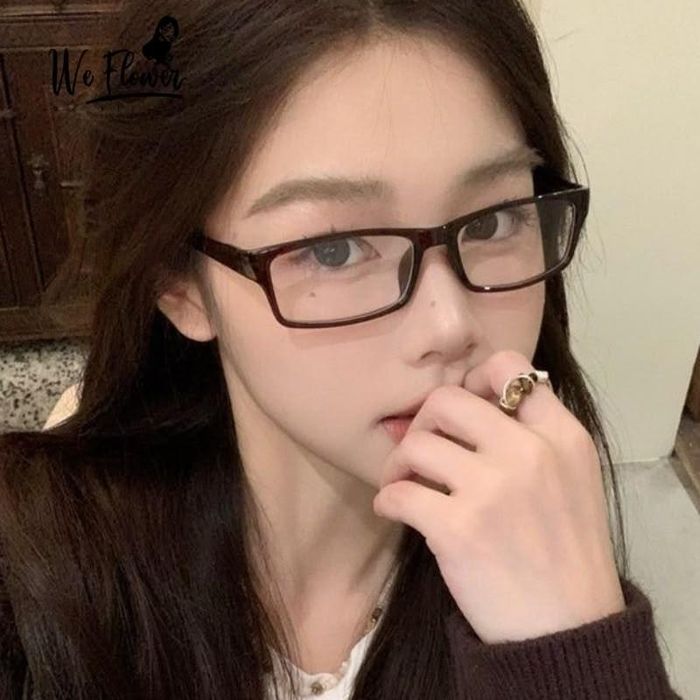 Gọng kính vuông, chữ nhật tạo điểm nhấn và giúp gương mặt tròn trông thanh thoát. (Ảnh: Pinterest)