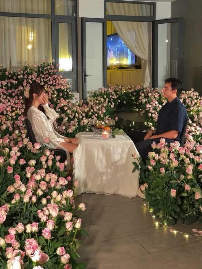 Dưới ánh nến lãng mạn...