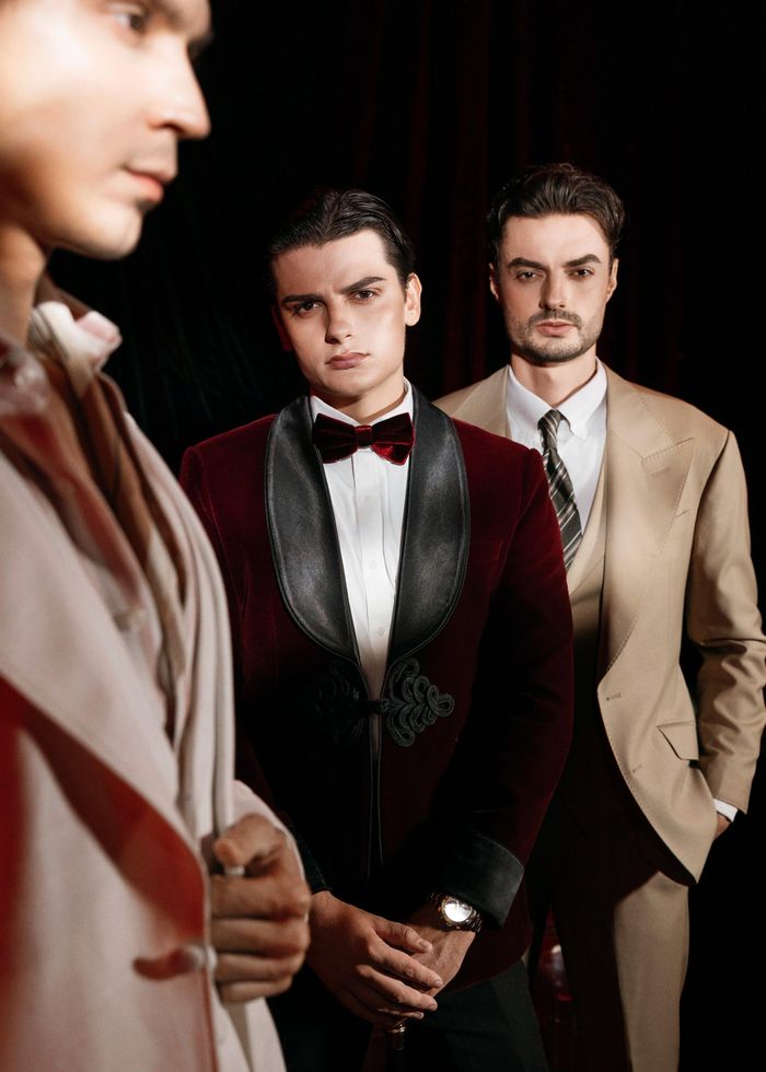 Bên cạnh những bộ suit truyền thống, một số thiết kế được xử lý theo hướng trẻ trung hơn ở cách phối màu và chi tiết. Việc đưa menswear vào sàn diễn Vietnam Wedding Week 2026 cũng mở rộng hình ảnh thời trang cưới từ trang phục cô dâu sang cả chú rể.