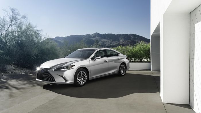 Kiểu dáng sedan dài gần 5 m tạo dáng vẻ chững chạc nhưng không quá áp đảo. Ảnh: Lexus Global/Toyota Motor Corporation.
