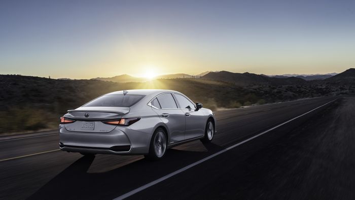 ES 300h phù hợp với người ưu tiên một chiếc sedan điềm tĩnh, sử dụng lâu dài và không cần phô trương. Ảnh: Lexus Global/Toyota Motor Corporation.
