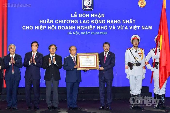 Thủ tướng Chính phủ Lê Minh Hưng trao Huân chương Lao động hạng Nhất cho Hiệp hội Doanh nghiệp nhỏ và vừa Việt Nam - Ảnh: chinhphu.vn/Nhật Bắc