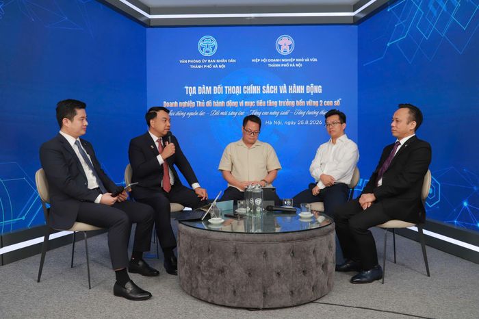 Các đại biểu trao đổi tại Tọa đàm đối thoại chính sách và hành động "Doanh nghiệp Thủ đô hành động vì mục tiêu tăng trưởng bền vững 2 con số", ngày 25/8/2026 tại Hà Nội.