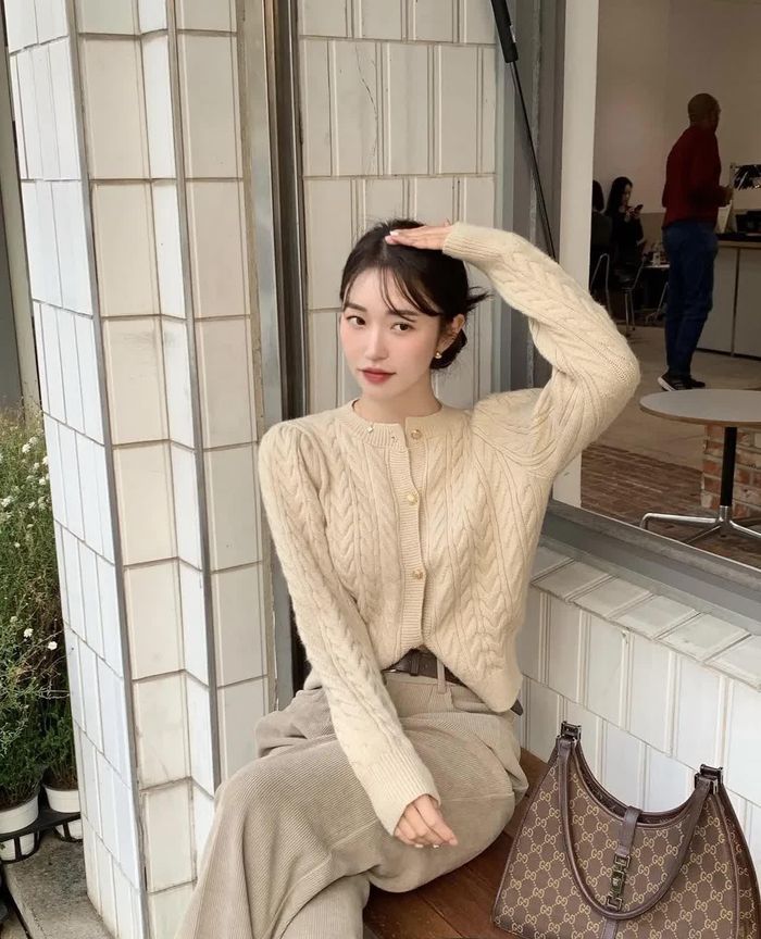 Một chiếc cardigan màu trung tính là khoản đầu tư đáng giá, không lo lỗi mốt