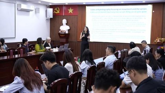Phần trình bày của GS.TS Sarah Pink tại buổi hội thảo