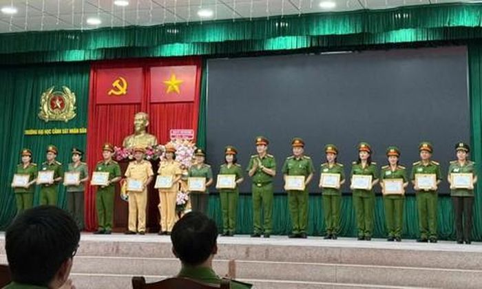 Các học viên xuất sắc được lãnh đạo nhà trường khen thưởng