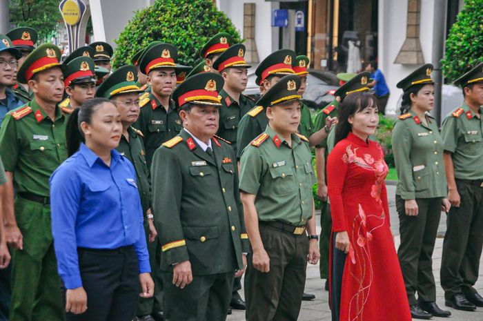 Đoàn công tác đã dâng hoa, dâng hương tưởng niệm Chủ tịch Hồ Chí Minh tại Tượng đài Chủ tịch Hồ Chí Minh, Phố đi bộ Nguyễn Huệ 