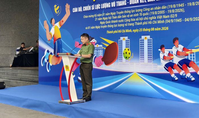 Thượng tá Phan Huy Văn, Phó Giám đốc CATP phát biểu khai mạc hội thao