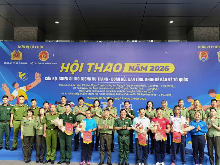 Thượng tá Phan Huy Văn, Phó Giám đốc CATP cùng các đại biểu chụp hình lưu niệm